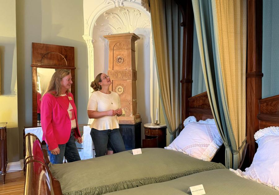 schloss ahrensburg schlafzimmer 2 frauen verkleinert
